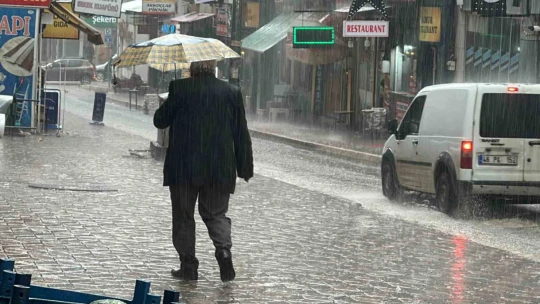 Elazığ'da sağanak etkili oldu, caddeler dereye döndü