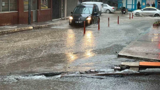 Elazığ'da sağanak etkili oldu, caddeler dereye döndü