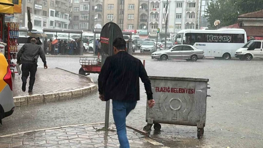 Elazığ'da sağanak etkili oldu, caddeler dereye döndü