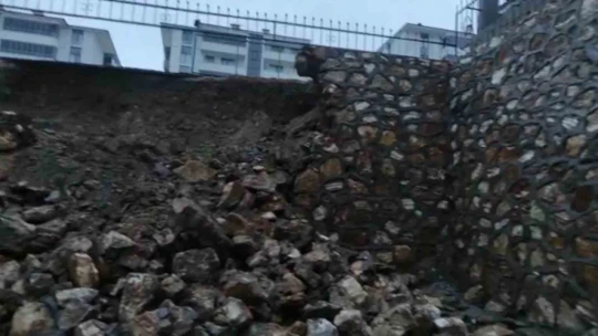 Elazığ'da sağanak sonrası istinat duvarı çöktü