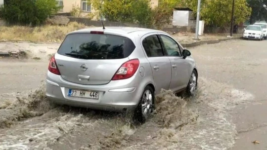 Elazığ'da sağanak yağış etkili oldu