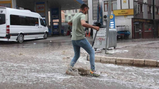 Elazığ'da sağanak yağış etkili oldu, yollar nehre döndü