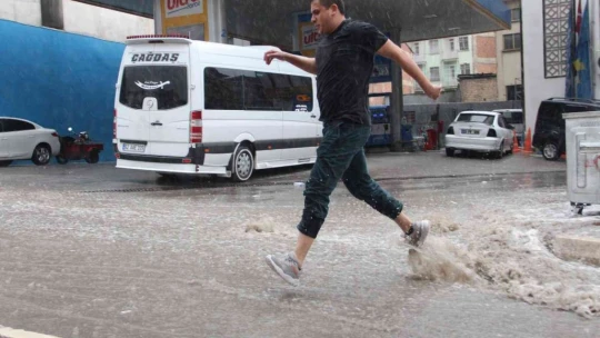 Elazığ'da sağanak yağış etkili oldu, yollar nehre döndü