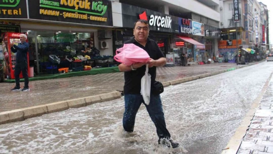 Elazığ'da sağanak yağış etkili oldu, yollar nehre döndü