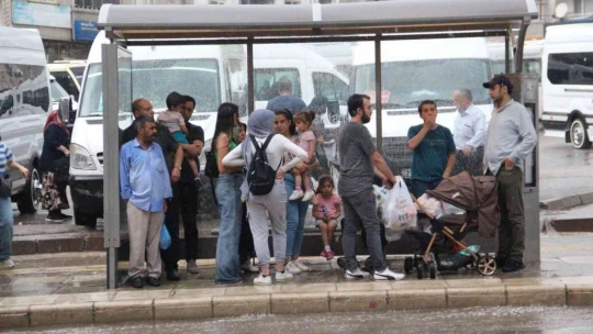 Elazığ'da sağanak yağış etkili oldu, yollar nehre döndü