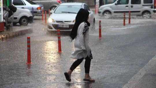 Elazığ'da sağanak yağış etkili oldu, yollar nehre döndü
