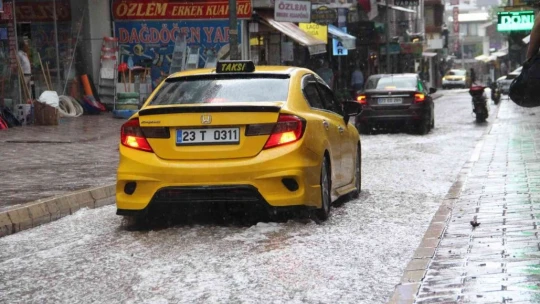 Elazığ'da sağanak yağış etkili oldu, yollar nehre döndü