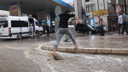 Elazığ'da sağanak yağış etkili oldu, yollar nehre döndü