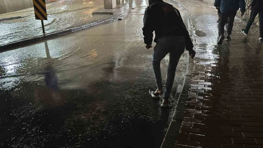 Elazığ'da sağanak yağışta yalın ayak yürüyüş