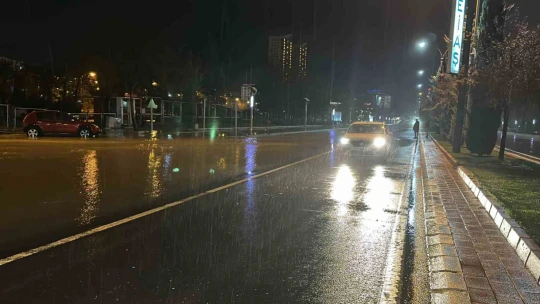Elazığ'da sağanak yağışta yalın ayak yürüyüş