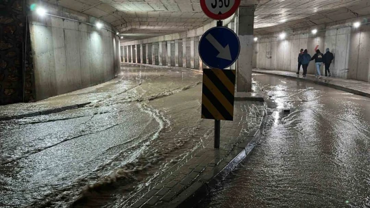 Elazığ'da sağanak yağışta yalın ayak yürüyüş