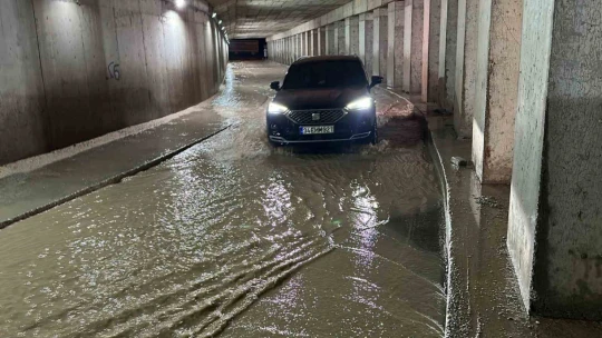 Elazığ'da sağanak yağışta yalın ayak yürüyüş
