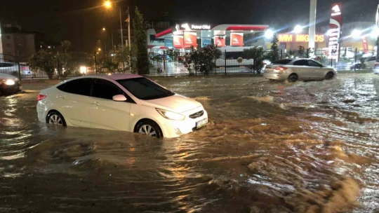 Elazığ'da sağanak yağışta yolda kalan araçları itfaiye kurtardı