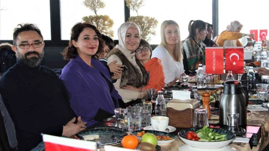 Elazığ'da sağlıkçılar 14 Mart Tıp Bayramı'nda bir araya geldi
