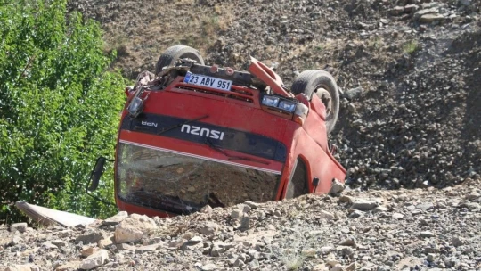 Elazığ'da şarampole uçan kamyonet ters döndü: 1 yaralı