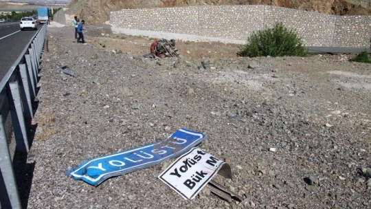 Elazığ'da şarampole uçan kamyonet ters döndü: 1 yaralı