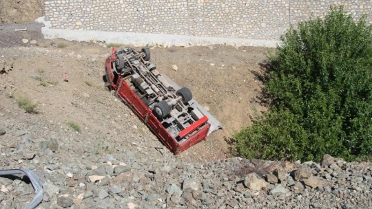 Elazığ'da şarampole uçan kamyonet ters döndü: 1 yaralı