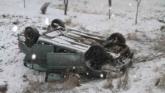 Elazığ'da şarampole yuvarlanan otomobil ters döndü: 4 yaralı