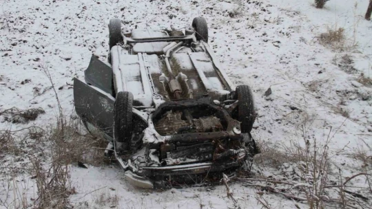 Elazığ'da şarampole yuvarlanan otomobil ters döndü: 4 yaralı