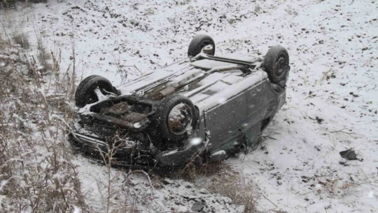 Elazığ'da şarampole yuvarlanan otomobil ters döndü: 4 yaralı