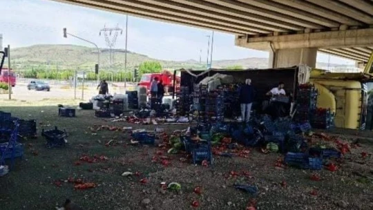 Elazığ'da sebze yüklü kamyon devrildi: 3 yaralı