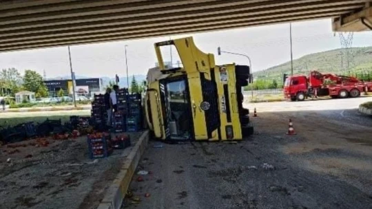 Elazığ'da sebze yüklü kamyon devrildi: 3 yaralı