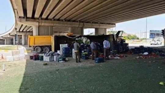 Elazığ'da sebze yüklü kamyon devrildi: 3 yaralı