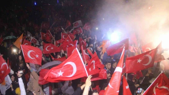 Elazığ'da seçim sonucu coşkuyla kutlandı