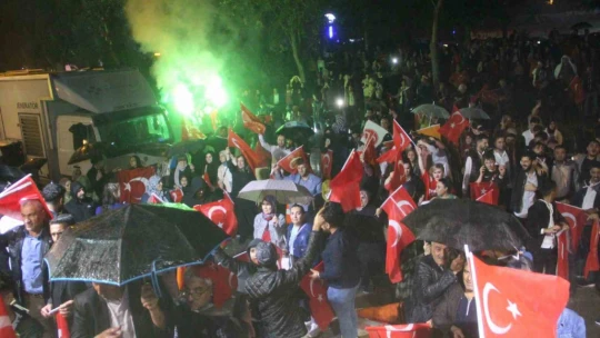 Elazığ'da seçim sonucu coşkuyla kutlandı