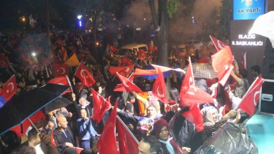 Elazığ'da seçim sonucu coşkuyla kutlandı