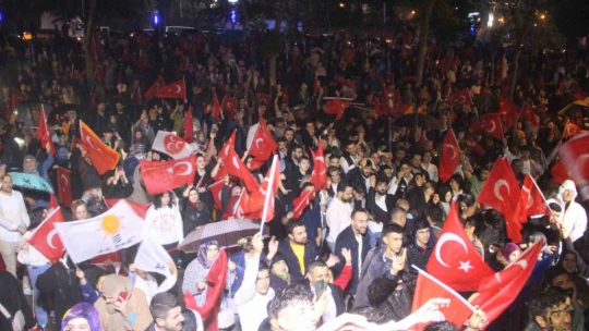 Elazığ'da seçim sonucu coşkuyla kutlandı