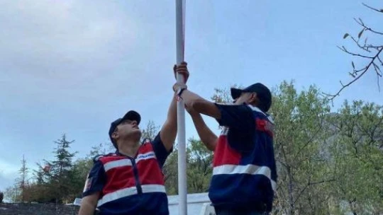 Elazığ'da şehit mezarlarına jandarma eli değdi