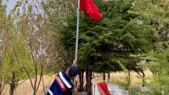 Elazığ'da şehit mezarlarına jandarma eli değdi