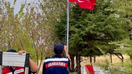 Elazığ'da şehit mezarlarına jandarma eli değdi