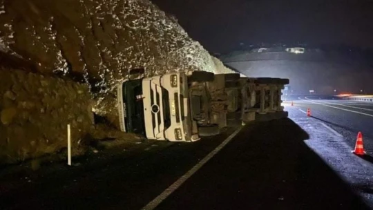Elazığ'da şeker pancarı yüklü tır devrildi: 1 yaralı
