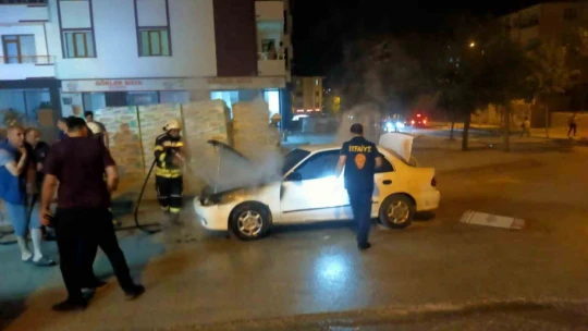 Elazığ'da seyir halindeki otomobil yandı