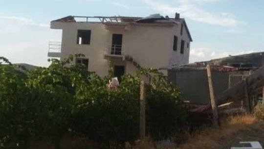 Elazığ'da şiddetli rüzgar 3 evin çatısını uçurdu