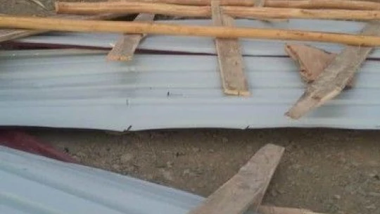 Elazığ'da şiddetli rüzgar 3 evin çatısını uçurdu