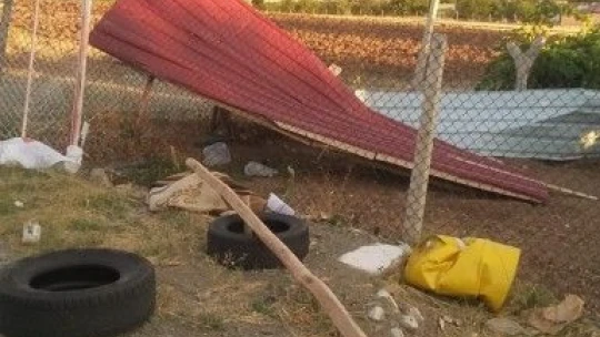 Elazığ'da şiddetli rüzgar 3 evin çatısını uçurdu