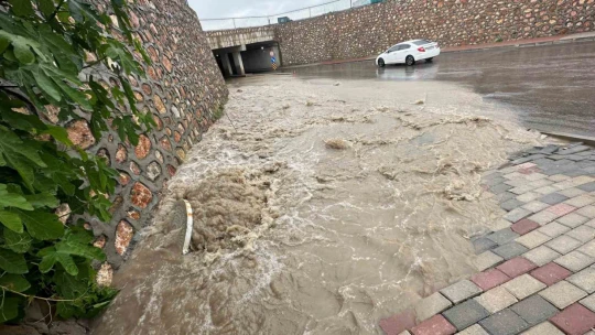Elazığ'da şiddetli yağış: Cadde ve alt geçitleri su bastı