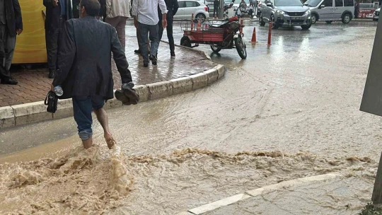 Elazığ'da şiddetli yağış: Cadde ve alt geçitleri su bastı