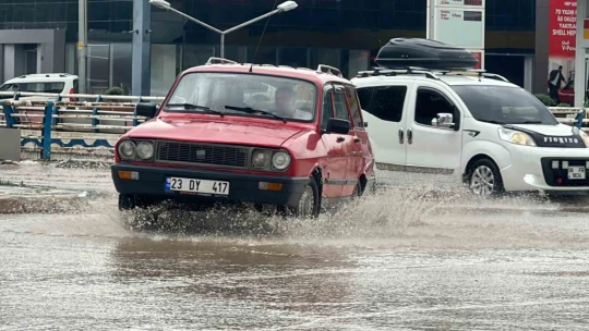 Elazığ'da şiddetli yağış: Cadde ve alt geçitleri su bastı