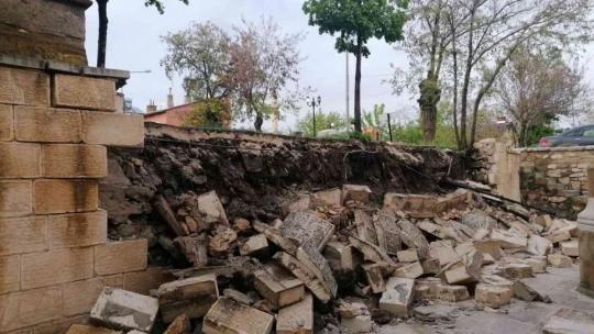 Elazığ'da şiddetli yağış nedeniyle istinat duvarı çöktü