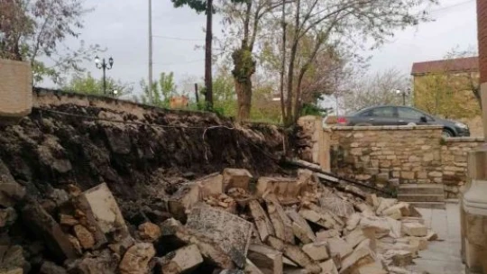 Elazığ'da şiddetli yağış nedeniyle istinat duvarı çöktü