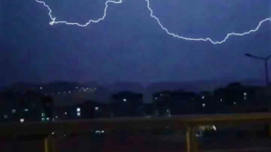 Elazığ'da şimşekler geceyi aydınlattı