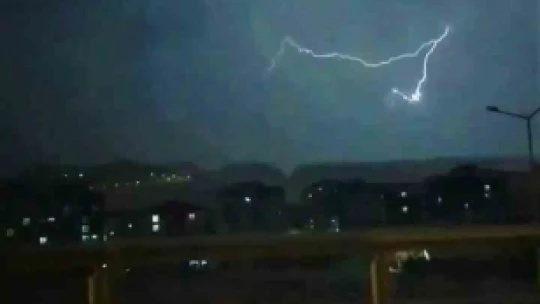 Elazığ'da şimşekler geceyi aydınlattı