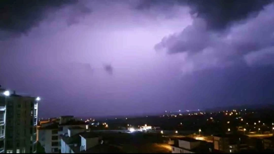 Elazığ'da şimşekler geceyi aydınlattı