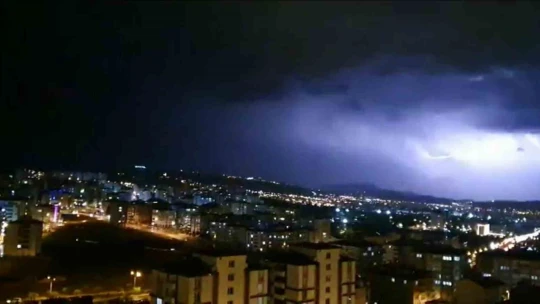Elazığ'da şimşekler geceyi aydınlattı