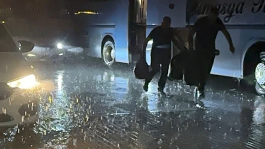 Elazığ'da şimşekler geceyi aydınlattı