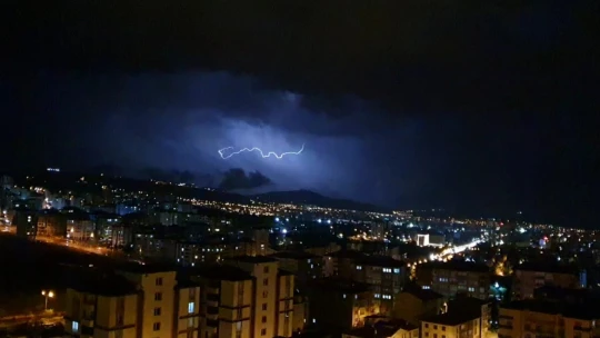 Elazığ'da şimşekler geceyi aydınlattı